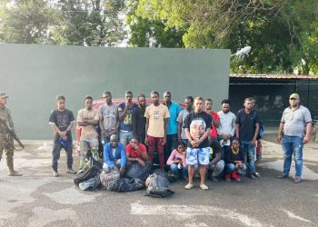 Detienen conductor con 17 haitianos indocumentados en una jeepeta en Mao