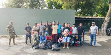 Detienen conductor con 17 haitianos indocumentados en una jeepeta en Mao