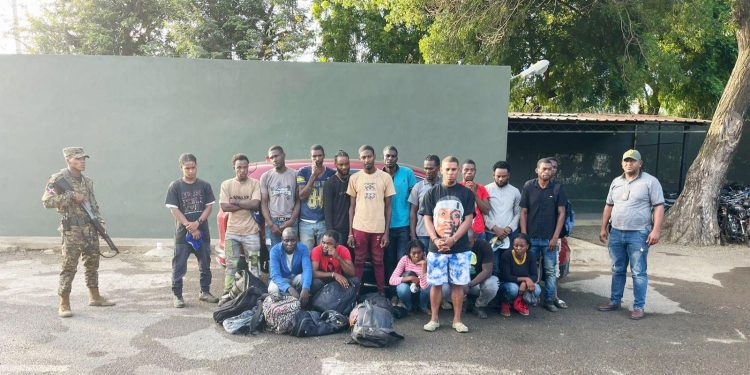 Detienen conductor con 17 haitianos indocumentados en una jeepeta en Mao