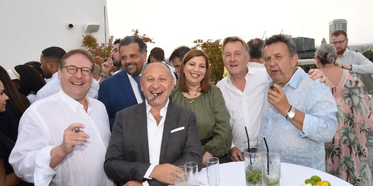 República Dominicana y Cuba celebran con éxito en Bruselas Noche de Cigarros y Ron