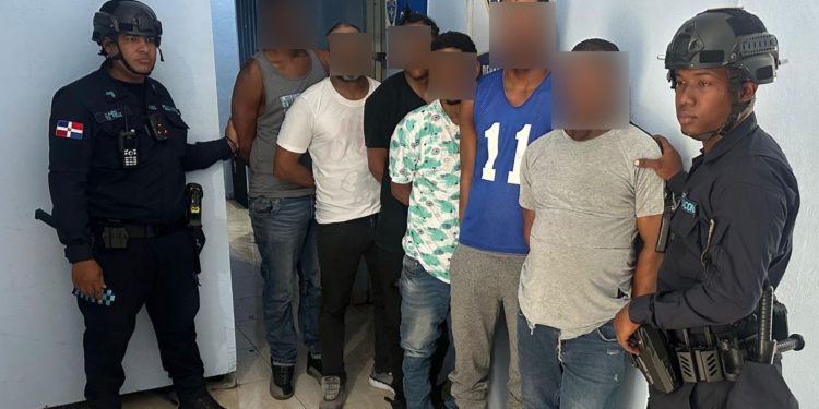 Policía Nacional apresa a seis motociclistas por agresión a vehículo en plena vía pública; investigan circunstancias del hecho