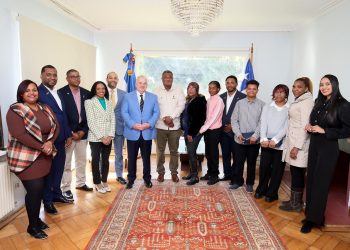 Reconocen estudiantes dominicanos en Chile por su excelencia académica