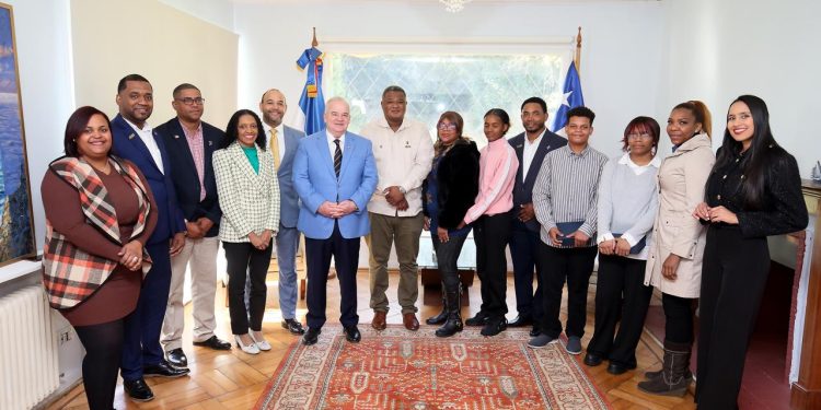 Reconocen estudiantes dominicanos en Chile por su excelencia académica