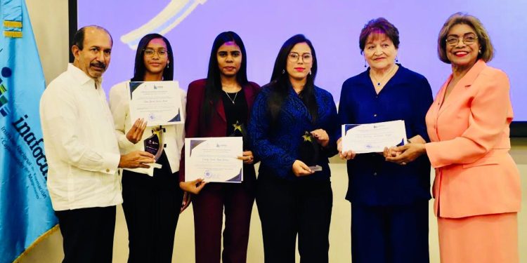 Inafocam reconoce a 41 estudiantes de magisterio por alto rendimiento académico y buena conducta