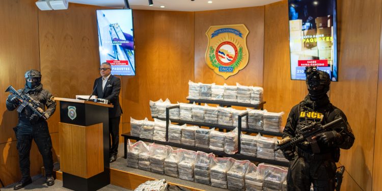 Autoridades incautan 210 paquetes de cocaína en operativos simultáneos