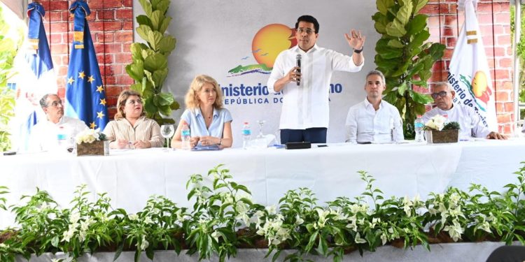 Ministro de Turismo deja iniciadas las obras del Programa de Mejoramiento de Viviendas en Ciudad Colonial