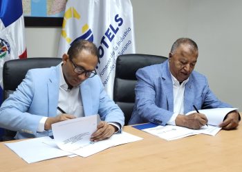 Corphotels y Ayuntamiento de San Cristóbal firman acuerdo estratégico