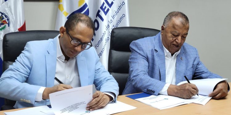 Corphotels y Ayuntamiento de San Cristóbal firman acuerdo estratégico