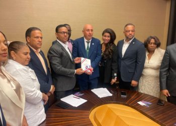 Delegación de diputados se reúnen con presidente de Federlogistica en Roma, Italia