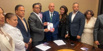 Delegación de diputados se reúnen con presidente de Federlogistica en Roma, Italia