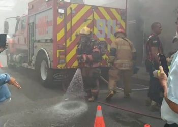 Incendio destruye tienda y afecta varios centros en La Vega