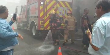 Incendio destruye tienda y afecta varios centros en La Vega