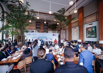 Foros Business reúne a representantes de instituciones públicas en conversatorio sobre salud e innovación