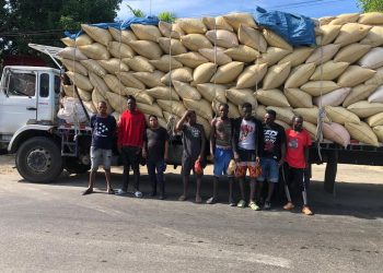 Ejército detiene camión con haitianos indocumentados ocultos entre sacos de paja de arroz en Hatillo Palma