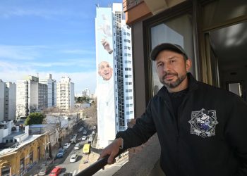 Pintan en Argentina un gigantesco mural del papa Francisco