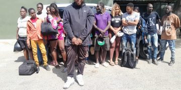 Un grupo de 16 haitianos indocumentados fue detenido en un vehículo interceptado por el Ejército en Valverde