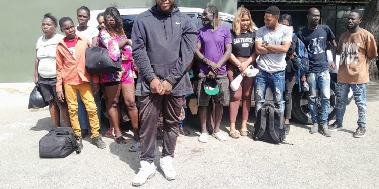 Un grupo de 16 haitianos indocumentados fue detenido en un vehículo interceptado por el Ejército en Valverde