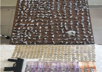 Policía desmantela punto de sustancias narcóticas en las 20 casitas, Baní