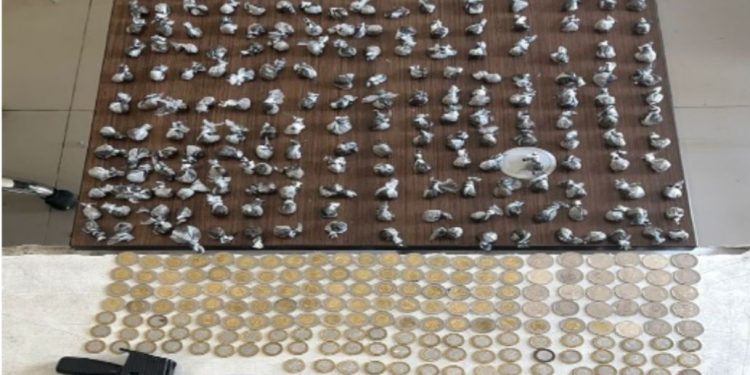 Policía desmantela punto de sustancias narcóticas en las 20 casitas, Baní