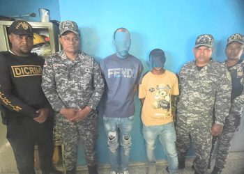 Policía apresa a dos hombres con arma de fuego ilegal y presuntas sustancias narcóticas en Cabral, Barahona