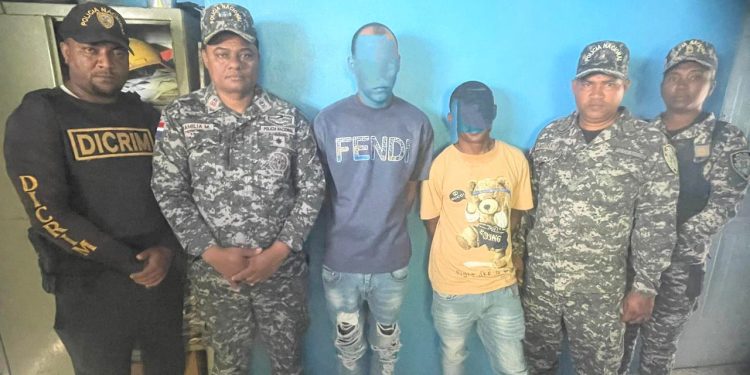 Policía apresa a dos hombres con arma de fuego ilegal y presuntas sustancias narcóticas en Cabral, Barahona