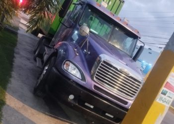 Hombre muere y mujer resulta herida tras impactar motor con patana estacionada frente a residencial en SDE