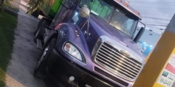 Hombre muere y mujer resulta herida tras impactar motor con patana estacionada frente a residencial en SDE