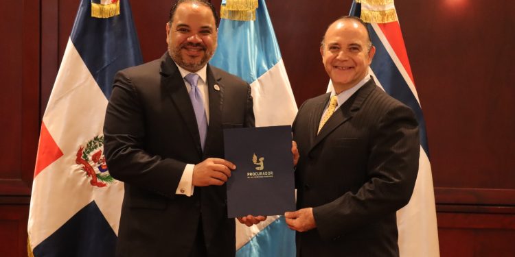 Defensor del Pueblo recibe reconocimiento internacional por promover derechos