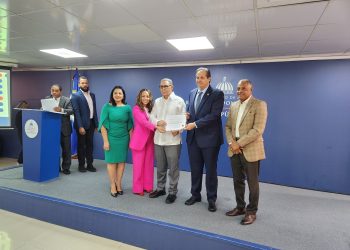 Salud Pública otorga más alto galardón a Hogar Crea Dominicano