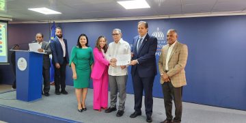 Salud Pública otorga más alto galardón a Hogar Crea Dominicano