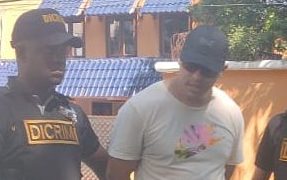 PN arresta hombre acusado de lanzar un perro desde el piso 11 de una torre residencial en el Distrito Nacional y le ocupan otro con signos de maltrato