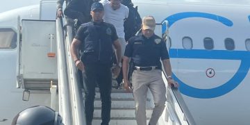 Tras captura en Nueva York, Estados Unidos, autoridades de la PGR, Policía, Interpol y Migración,  reciben a “Guindo” en calidad de deportado