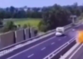 Dos fallecidos al estrellarse avioneta en autopista al norte de Italia