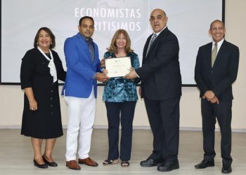 Reconocen a la economista Jacqueline Boin por sus valiosos aportes al desarrollo del país