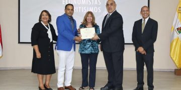 Reconocen a la economista Jacqueline Boin por sus valiosos aportes al desarrollo del país