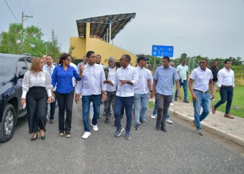 Ministro Kelvin Cruz realiza recorrido de supervisión de obras deportivas en Monte Plata