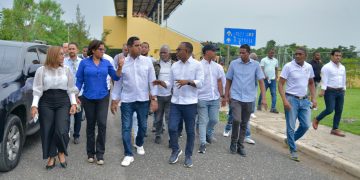 Ministro Kelvin Cruz realiza recorrido de supervisión de obras deportivas en Monte Plata