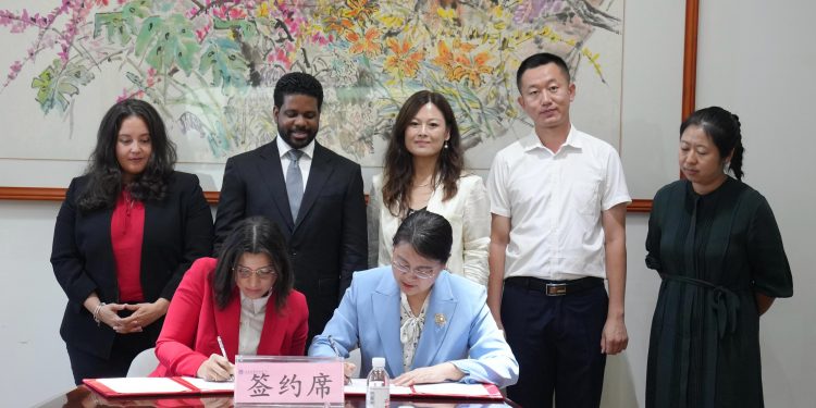 Fundación por el Desarrollo y la Innovación Dominico China y el Colegio Vocacional de Comercio Exterior de Shandong firman acuerdo marco de cooperación