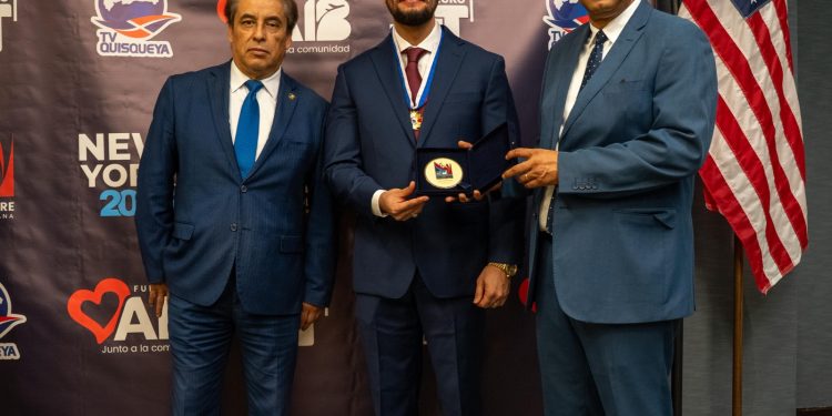 Alexander “El Hijo del Pueblo” Rodríguez recibe el Premio Lider Latinoamericano 2025 en New York como uno de los políticos con mayor proyección del continente.