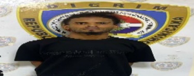 Policía recupera celulares robados, apresa dos y les ocupa armas de fuego en Los Guaricanos, SDN