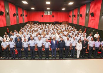 Director del IDAC Igor Rodríguez presenta beneficios del transporte aéreo durante Conferencia a miembros FARD