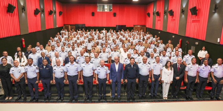 Director del IDAC Igor Rodríguez presenta beneficios del transporte aéreo durante Conferencia a miembros FARD