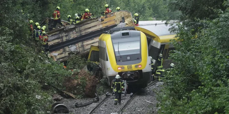 Tres muertos y varios heridos tras descarrilamiento de tren en Alemania