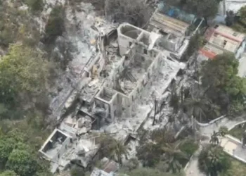 Bandas incendian por completo el icónico hotel Oloffson de Haití