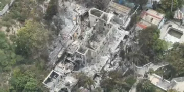 Bandas incendian por completo el icónico hotel Oloffson de Haití