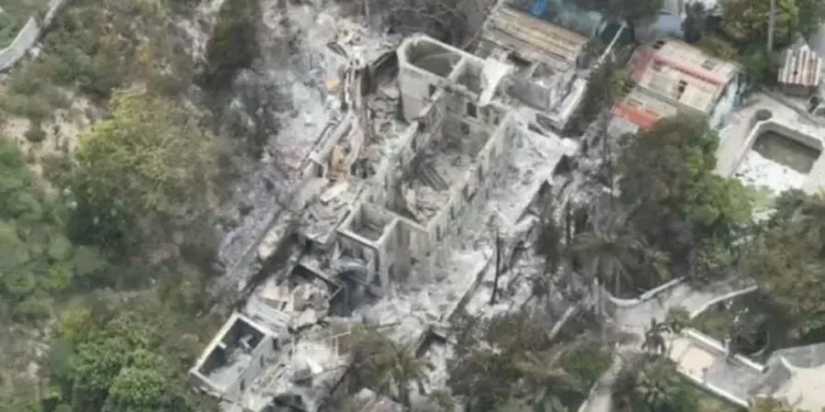 Bandas incendian por completo el icónico hotel Oloffson de Haití