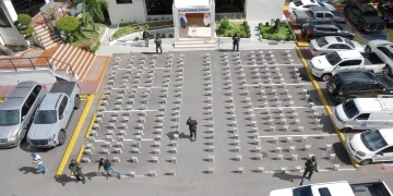 Intervienen lancha con cargamento de más de 1.5 toneladas de presunta cocaína