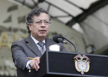 Avión que transportaba a Petro de Sevilla a Bogotá fue desviado por posible amenaza