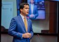Omar Fernández pide atención a falta de cupos en escuelas