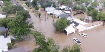 Inundaciones en Texas dejan más de 100 muertos, búsquedas continúan